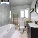 Holiday home Luxuriou 5 Bedroom House By Homebird Management Short Lets & Serviced With Private Parking & Free Wifi Leeds (West Yorkshire)