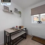 Luxuriou 5 Bedroom House By Homebird Management Short Lets & Serviced With Private Parking & Free Wifi * Leeds (West Yorkshire)
