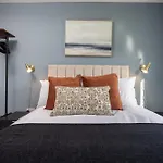 Luxuriou 5 Bedroom House By Homebird Management Short Lets & Serviced With Private Parking & Free Wifi Leeds (West Yorkshire)