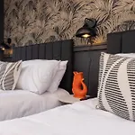 Luxuriou 5 Bedroom House By Homebird Management Short Lets & Serviced With Private Parking & Free Wifi * Leeds (West Yorkshire)