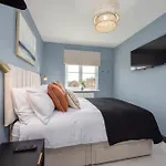 Luxuriou 5 Bedroom House By Homebird Management Short Lets & Serviced With Private Parking & Free Wifi * Leeds (West Yorkshire)
