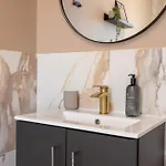 Luxuriou 5 Bedroom House By Homebird Management Short Lets & Serviced With Private Parking & Free Wifi Leeds (West Yorkshire)