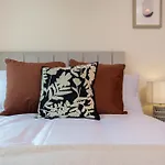 Luxuriou 5 Bedroom House By Homebird Management Short Lets & Serviced With Private Parking & Free Wifi * Leeds (West Yorkshire)