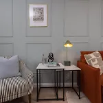 Luxuriou 5 Bedroom House By Homebird Management Short Lets & Serviced With Private Parking & Free Wifi *