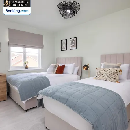 Дом отдыха Luxuriou 5 Bedroom House By Homebird Management Short Lets & Serviced With Private Parking & Free Wifi *