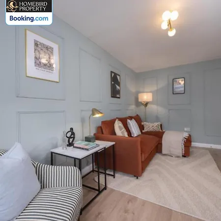 Luxuriou 5 Bedroom House By Homebird Management Short Lets & Serviced With Private Parking & Free Wifi * Лидс