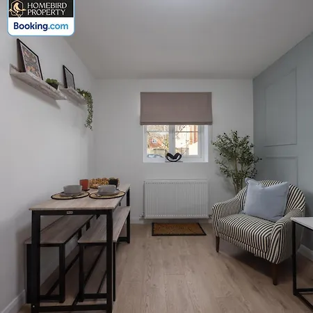 Luxuriou 5 Bedroom House By Homebird Management Short Lets & Serviced With Private Parking & Free Wifi Дом отдыха