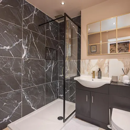 Luxuriou 5 Bedroom House By Homebird Management Short Lets & Serviced With Private Parking & Free Wifi * Лидс