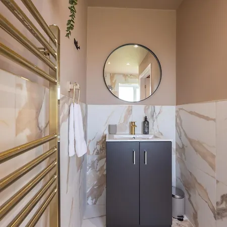 Дом отдыха Luxuriou 5 Bedroom House By Homebird Management Short Lets & Serviced With Private Parking & Free Wifi *