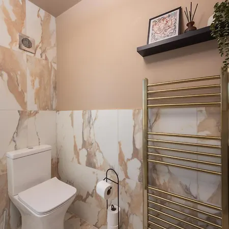 Дом отдыха Luxuriou 5 Bedroom House By Homebird Management Short Lets & Serviced With Private Parking & Free Wifi *