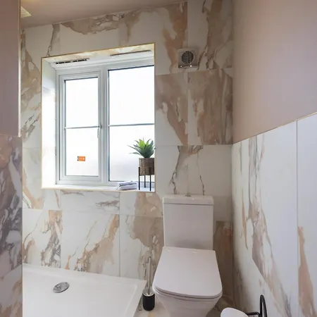 Luxuriou 5 Bedroom House By Homebird Management Short Lets & Serviced With Private Parking & Free Wifi * Лидс