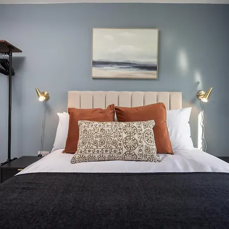 Luxuriou 5 Bedroom House By Homebird Management Short Lets & Serviced With Private Parking & Free Wifi Лидс