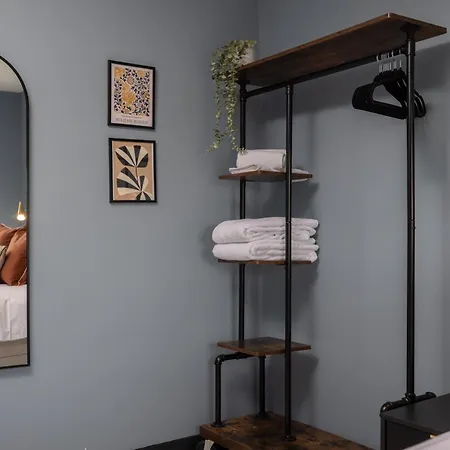 Дом отдыха Luxuriou 5 Bedroom House By Homebird Management Short Lets & Serviced With Private Parking & Free Wifi