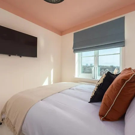 Дом отдыха Luxuriou 5 Bedroom House By Homebird Management Short Lets & Serviced With Private Parking & Free Wifi