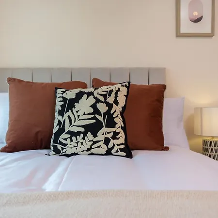 Luxuriou 5 Bedroom House By Homebird Management Short Lets & Serviced With Private Parking & Free Wifi * Лидс