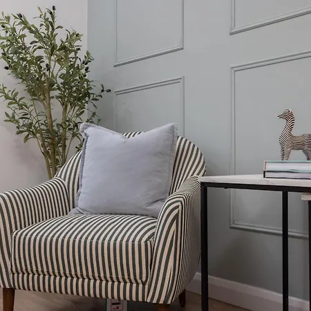 Luxuriou 5 Bedroom House By Homebird Management Short Lets & Serviced With Private Parking & Free Wifi Лидс