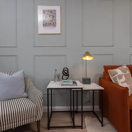 Luxuriou 5 Bedroom House By Homebird Management Short Lets & Serviced With Private Parking & Free Wifi *