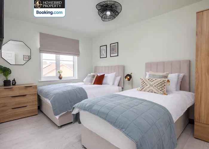 Holiday home Luxuriou 5 Bedroom House By Homebird Management Short Lets & Serviced With Private Parking & Free Wifi *