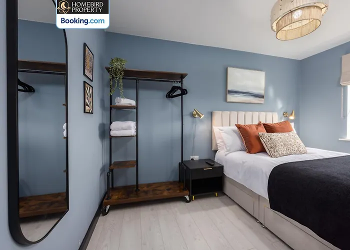 Luxuriou 5 Bedroom House By Homebird Management Short Lets & Serviced With Private Parking & Free Wifi