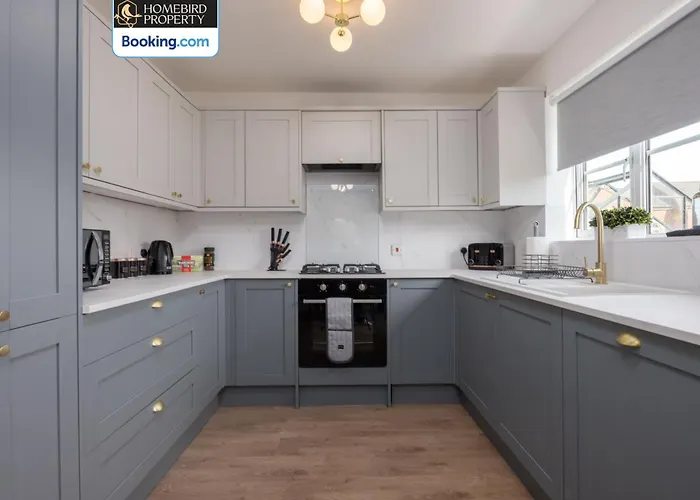 Luxuriou 5 Bedroom House By Homebird Management Short Lets & Serviced With Private Parking & Free Wifi Holiday home *