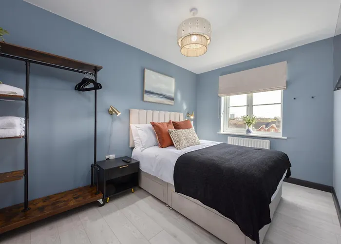 Luxuriou 5 Bedroom House By Homebird Management Short Lets & Serviced With Private Parking & Free Wifi Holiday home Leeds (West Yorkshire)