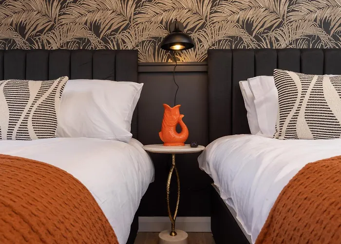 Luxuriou 5 Bedroom House By Homebird Management Short Lets & Serviced With Private Parking & Free Wifi Holiday home Leeds (West Yorkshire)