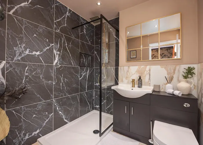 Luxuriou 5 Bedroom House By Homebird Management Short Lets & Serviced With Private Parking & Free Wifi * Leeds (West Yorkshire)