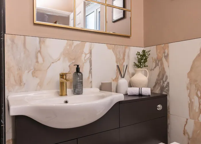 Luxuriou 5 Bedroom House By Homebird Management Short Lets & Serviced With Private Parking & Free Wifi Holiday home *