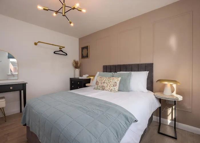 Holiday home Luxuriou 5 Bedroom House By Homebird Management Short Lets & Serviced With Private Parking & Free Wifi *