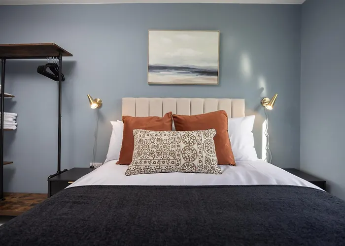 Luxuriou 5 Bedroom House By Homebird Management Short Lets & Serviced With Private Parking & Free Wifi Leeds (West Yorkshire)