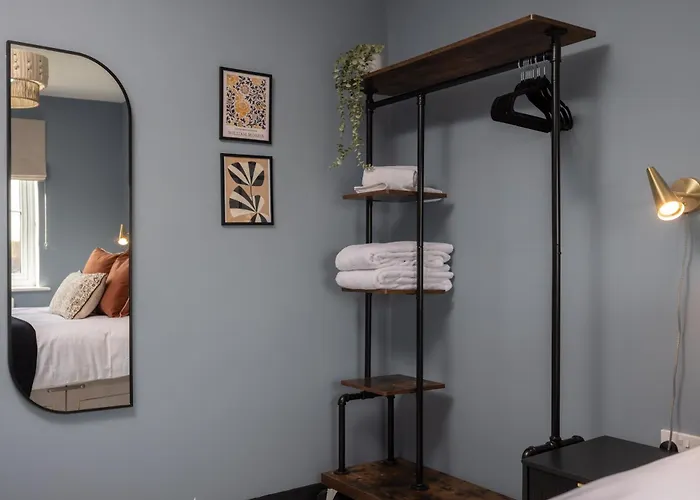 Holiday home Luxuriou 5 Bedroom House By Homebird Management Short Lets & Serviced With Private Parking & Free Wifi