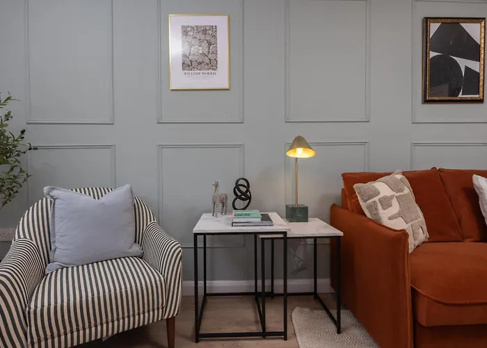 Luxuriou 5 Bedroom House By Homebird Management Short Lets & Serviced With Private Parking & Free Wifi *