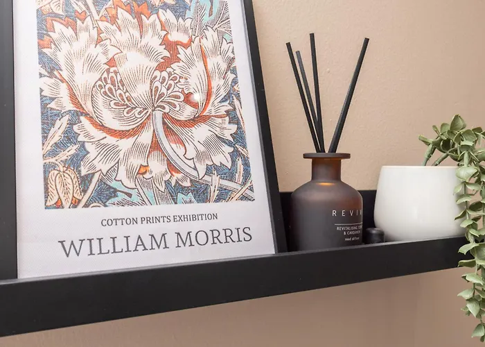 Luxuriou 5 Bedroom House By Homebird Management Short Lets & Serviced With Private Parking & Free Wifi